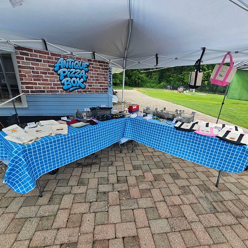 With @the.train.depot today at their farmer's market
#thetraindepot #farmersmarket #antiquepizzabox