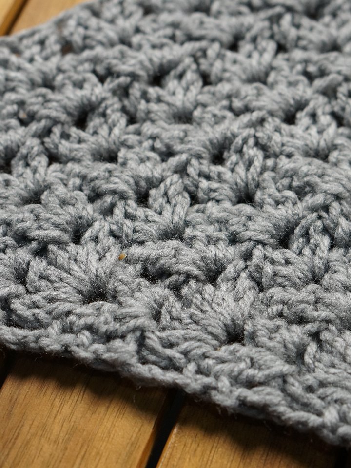Double v stitch striped granny triangle crochet pattern product image (1)