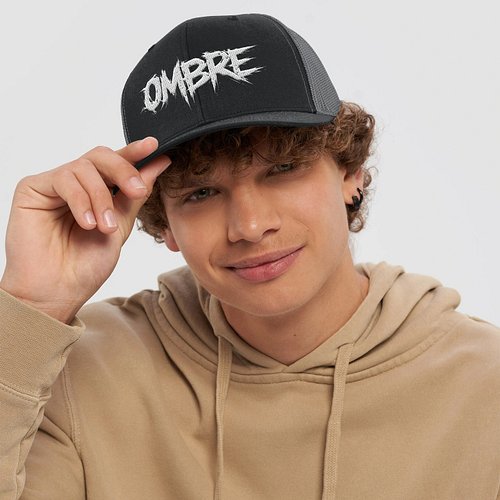 OMBRE – Signature Cap 32$

Une pièce essentielle, pensée pour compléter l’identité OMBRE.

Sa broderie contrastée impose le l...
