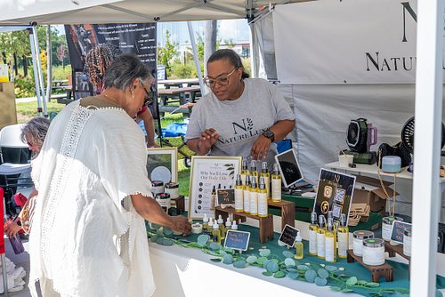 ✨ THE BOLD MARKET VENDOR RECAP: NATURELUXE @natureluxehsv ✨

Soft skin, luxurious scents and a little extra GLOW? YES, PLEASE...