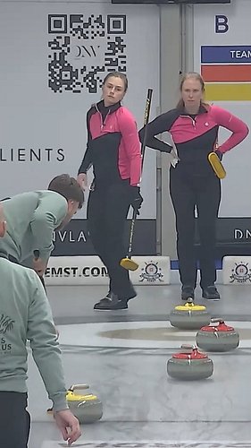 Two stones in the way. Hans Hoegaerts didn’t mind. 🎯

Kierkeguard en Curlelious vs CarMa, BCL Open Doubles D2.

#curling #Bel...