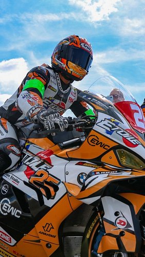 まもなくスタート！いよいよ24時間の戦いが始まります！🔥🏁

🇬🇧

Just moments away from the start of 24 hours of racing! 🔥🏁

🇫🇷

Dans quelques instants, c’...