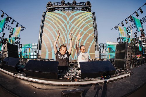 Our set from @dreamstateusa is premiering at 8PM CET on YouTube TODAY!! Link to the set can be found on story 😎🙌🏽