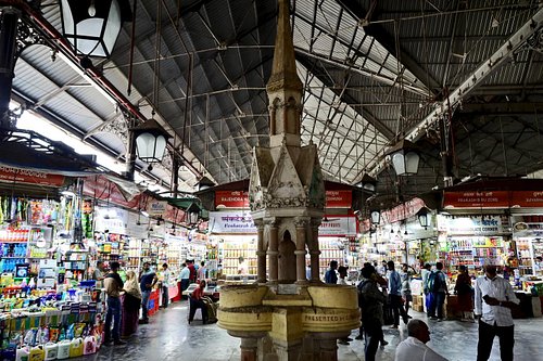 Crawford Market 🇮🇳🛍️ Built in 1869, this historic market felt like it had everything: spices, beauty products, food, and even...