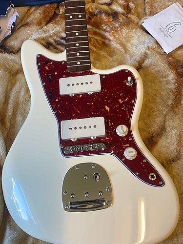 New pickguard for my j mascis jazzmaster, wanted a change with it, one of the nicest guitars I’ve played and probably my fave...