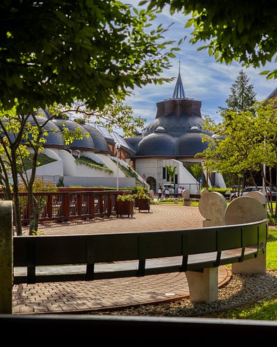 Makó may be a small town, but it has many uniquely designed buildings! 😊
These architectural curiosities are thanks to the de...