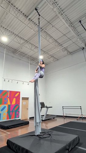 Love this little back dive to knee hitch as we worked up to a bigger drop in Silks 3/4