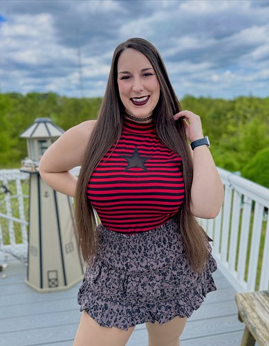 Let’s chase after moments, the smell of the ocean, and beautiful spring weather ☀️🐚

Which photo do you like best? 🙃

Full fi...