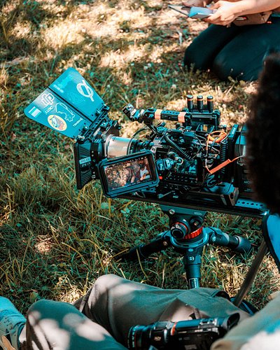Sometimes you just gotta get nice and low
•
#shortfilm #btsphotos #cinamcamera #camerarig