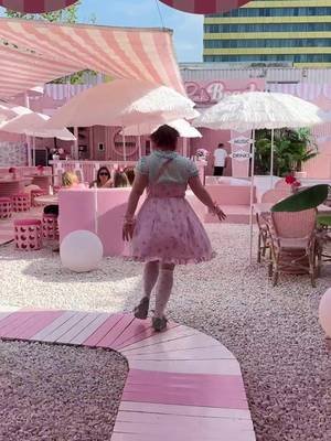 Ever wondered how a Barbie beach would look like in real life?   Join me to the Pink Beach in Amsterdam, definitely a nice summery way to sit back and relax!   @wondr.experience