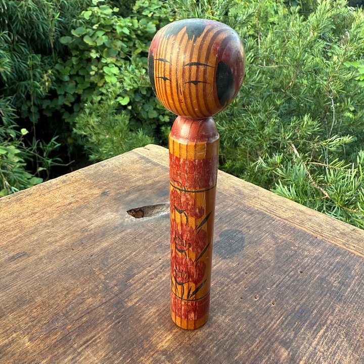 🎎 Vintage Japanese Kokeshi Doll with Floral Motif & Signature – Japan Antique Roadshow product image (1)
