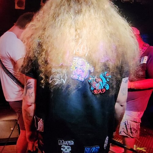 When the guitar solo is shredding but so is your hair 😂 #soloblocked