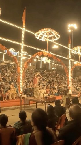 Some of the most powerful moments from the evening Ganga Aarti at Assi Ghat in Varanasi, India. 🙏🇮🇳

Fire lamps, incense, bel...