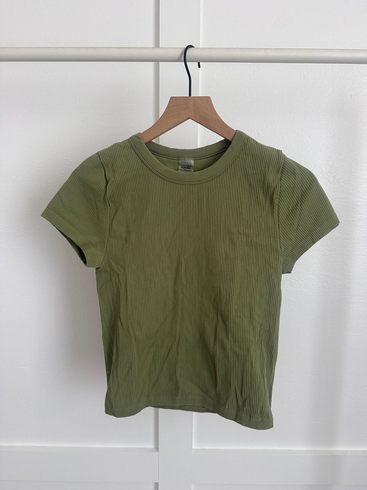Aritzia Top - Size Large product image (1)