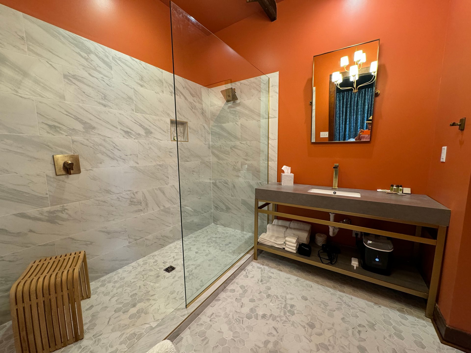 The Shadetree Inn Retreat- Governors Suite - Deposit product image (3)