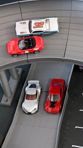 Finishing off round 4 of the Distance Championship with a USA vs JDM battle

#usa #jdm #hotwheels #hotwheelstrack #toys
