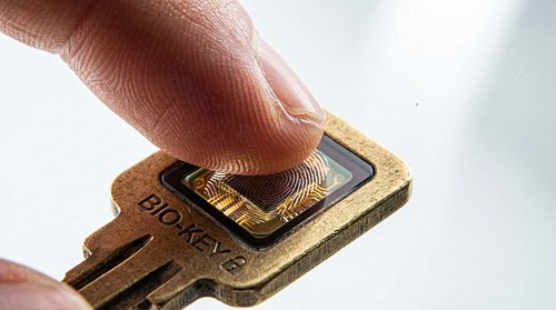 Pocket ID - L'auth par passkey pour votre homelab: Si vous auto-hébergez déjà des services chez vous, y'a un truc qui revient...