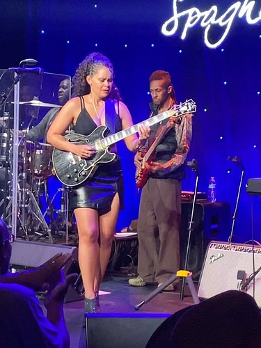Lil show recap, people have been asking me to bring ‘Water’💦 back into the set. Fun times with this killin’ BAND! 🔥 
•
@jazme...