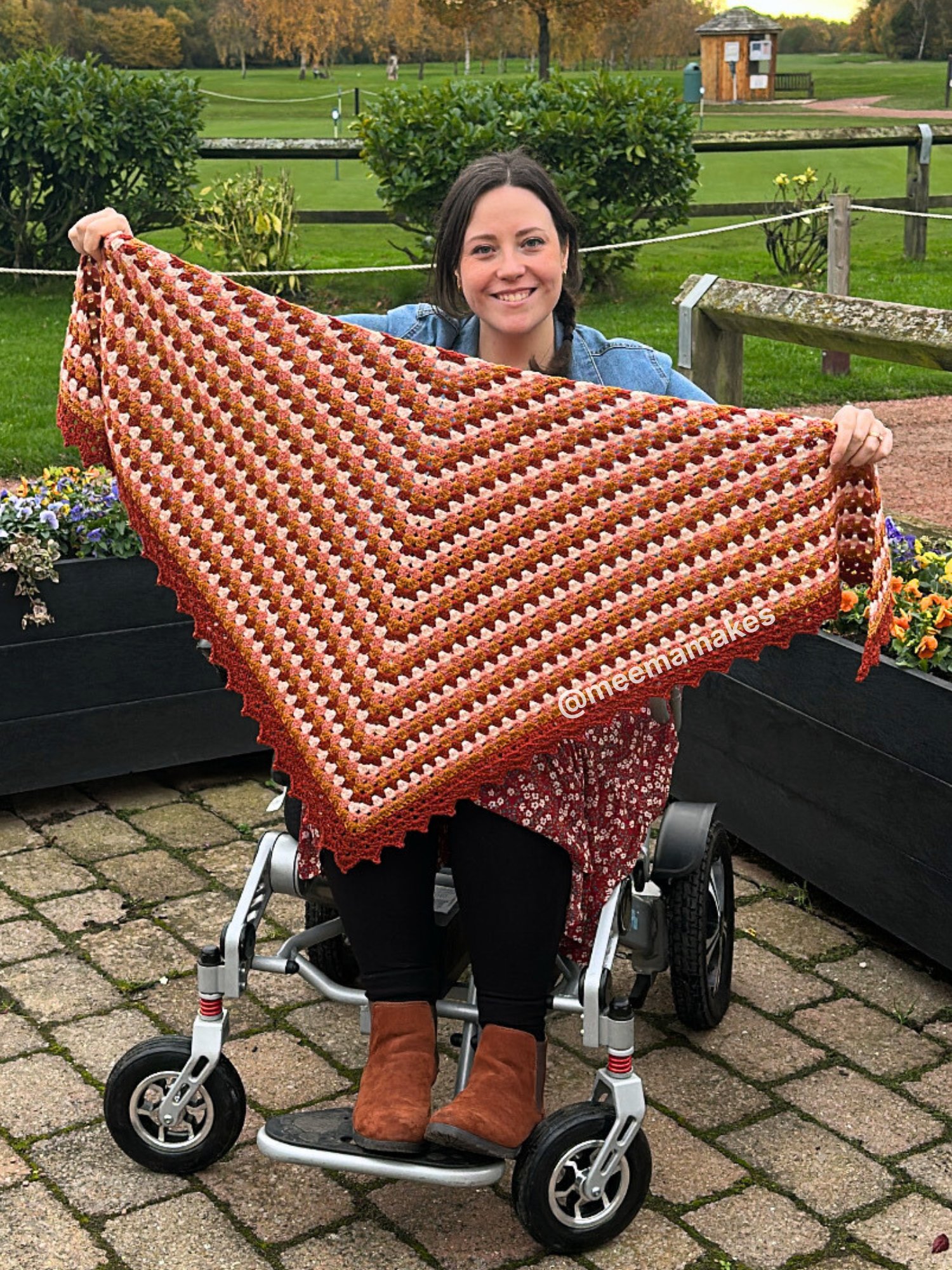 Granny Love Shawl product image (1)