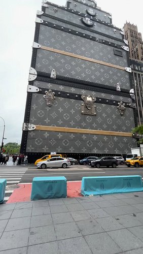 The @louisvuitton store in NYC looks even crazier in person 🤯