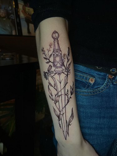 A fun floral dagger for Kelsey! Thank you so much! 🗡️🖤