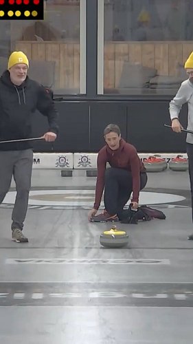 Half buried. Leen Schaerlaekens threw it anyway. 💥

Team 2800 vs Olympic Curlers, BCL League E.

#curling #BelgianCurlingLeag...
