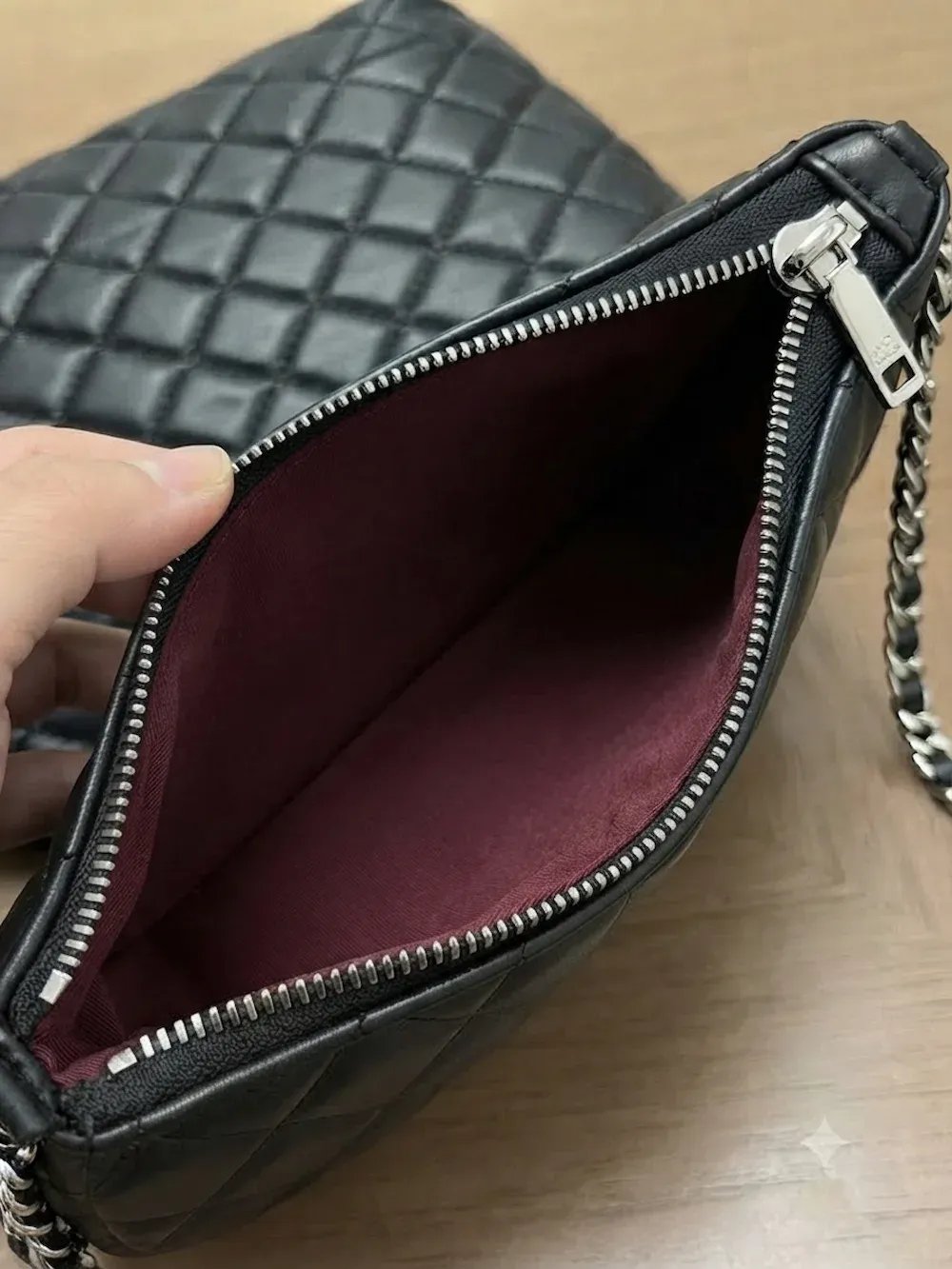 إيف سان لوران (YSL) - حقيبة يد نسائية تصميم جلد مبطن فاخر بحجم كبير مع محفظة مرفقة - لون أسود (درجة أولى هاي كوالتي) product image (4)
