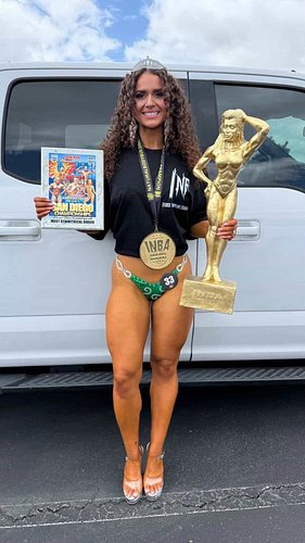 FIRST SHOW. CROWN, MEDAL, AND A TROPHY TALLER THAN MOST PEOPLE’S AMBITIONS. 👑

@gymmieneutron walked into the INBA San Diego ...