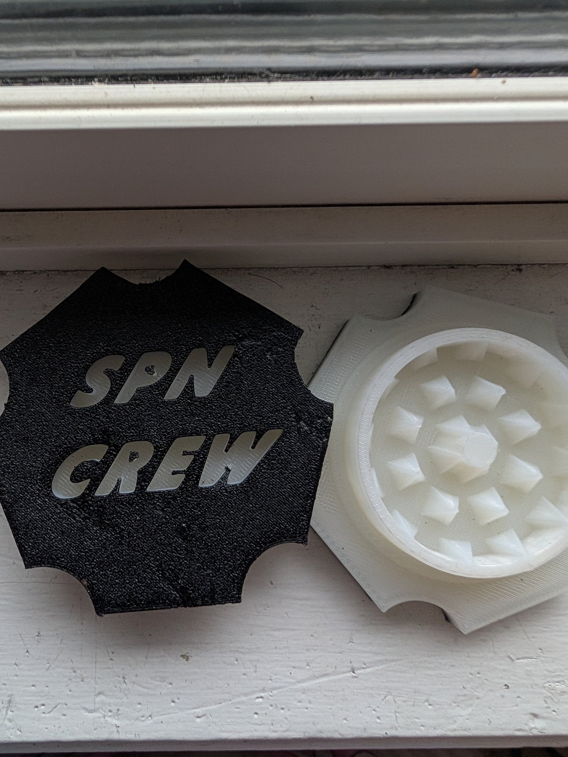 The SPN Night-Vision | Blue Glow Herb Crusher product image (3)