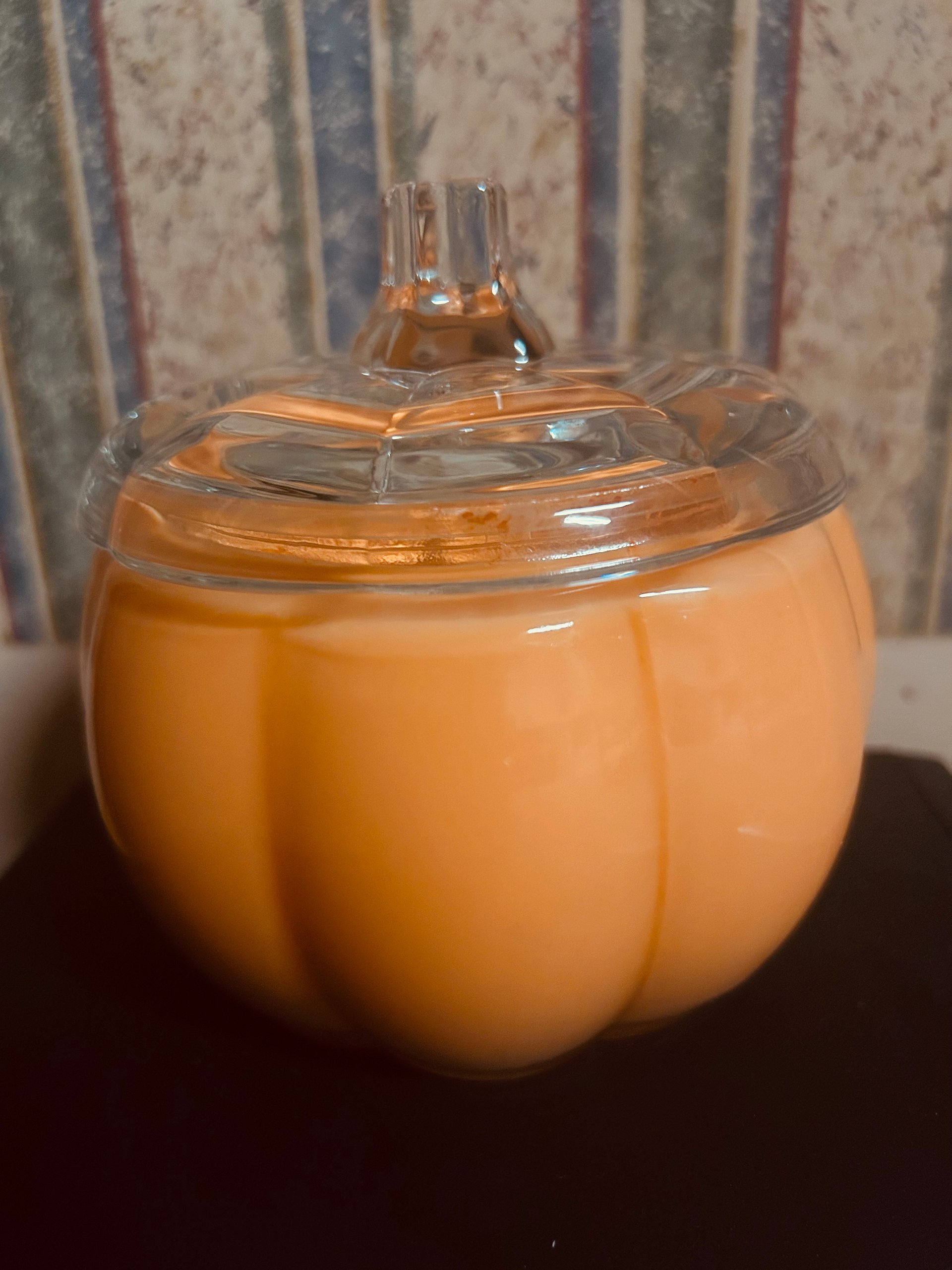 Pumpkin candle medium product image (1)