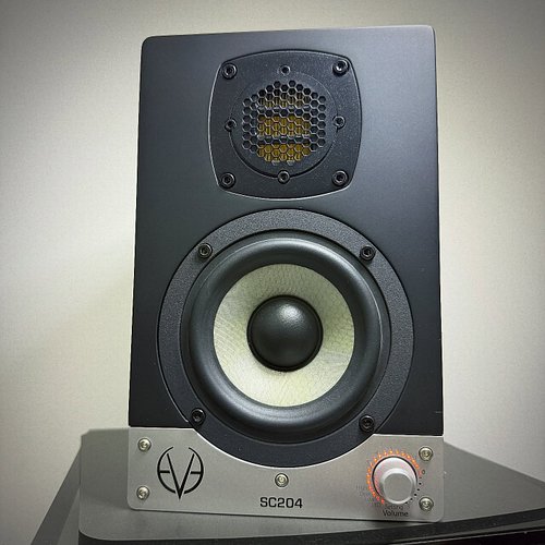 Thank you @koksooaun of @sinamexmy for letting me borrow these @eveaudio SC204 monitor speakers. Haven’t made a beat in a whi...