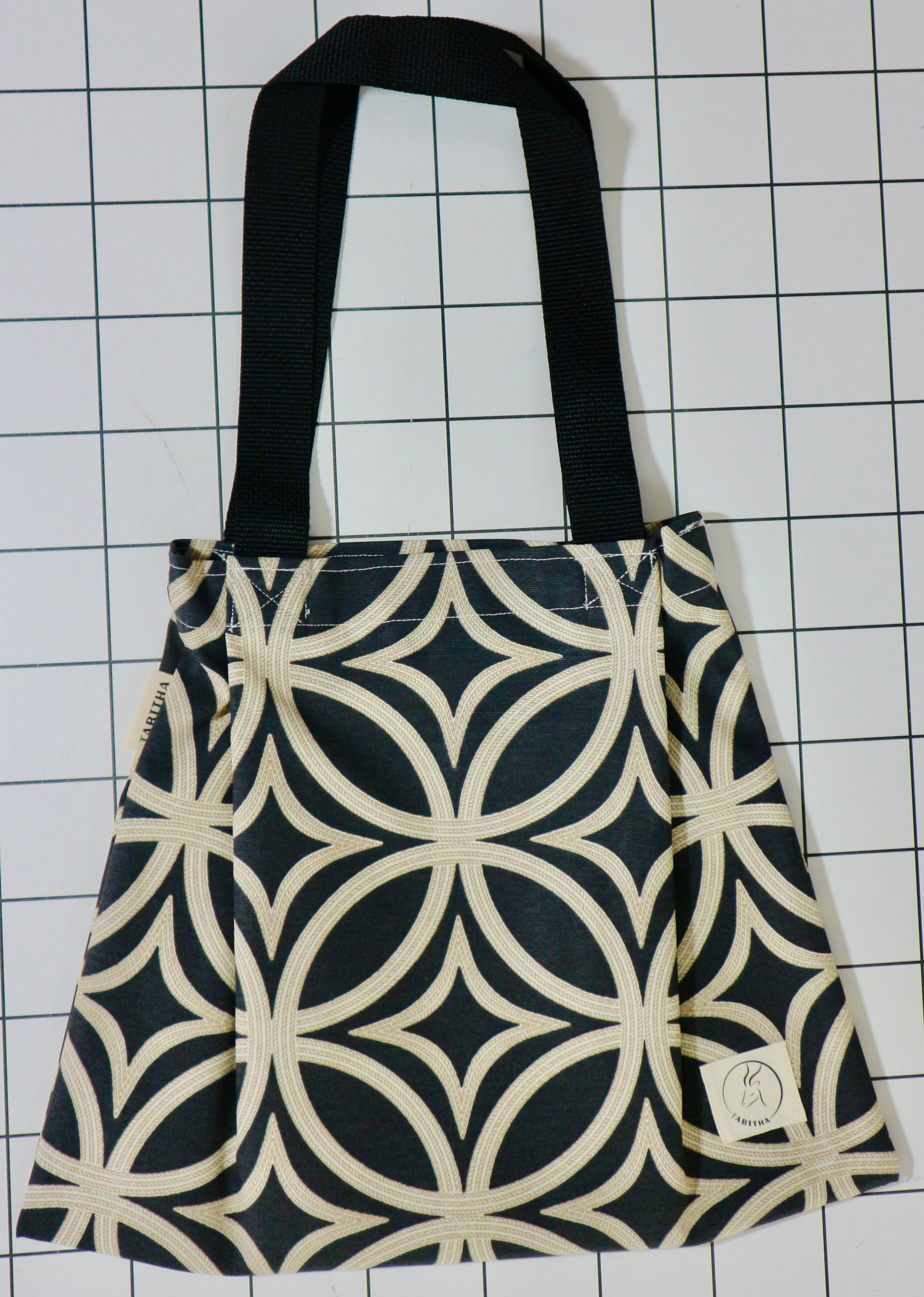 Triangle Tote Bag / Tragetasche dreiecksform product image (2)