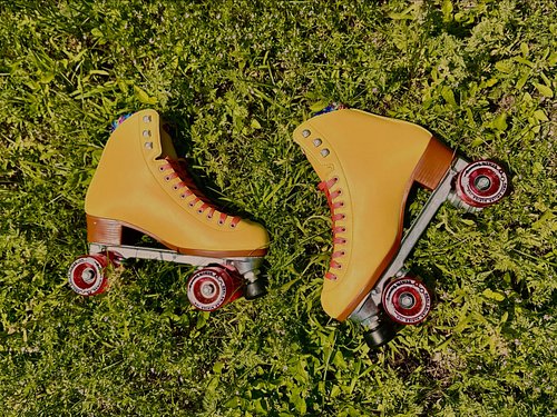 Learning to roll with it 🛼
•
•
•
•
•
#skates #rollerskates #rollerskating #rollwithit #newera