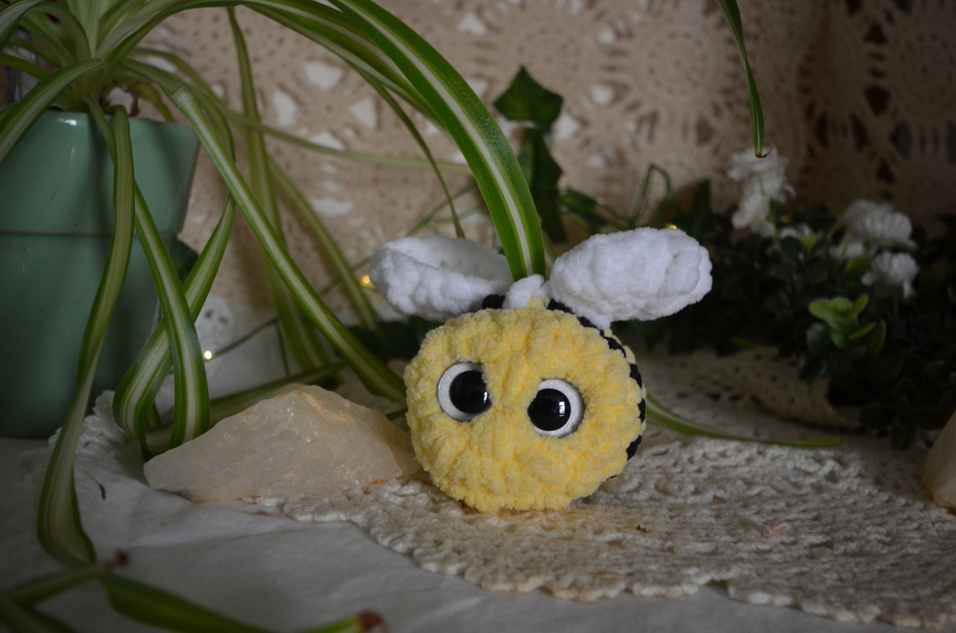 Bee product image (1)