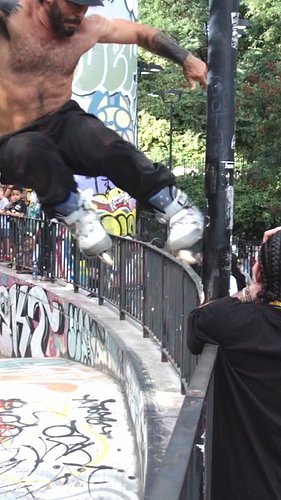 More Boschi Pope tricks!! Check out YouTube for more!

@metrocardclassic @boschipopeskateoff 

Supported by @get_rollin @lava...