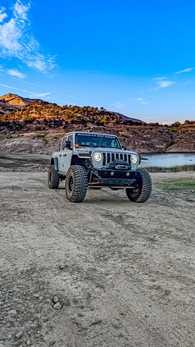 Current build so far:
@metalcloak 
@mickeythompsontires 
@blackrhinowheels 
@infinite_offroad 
@midlandusa 
@bulletpointmount...