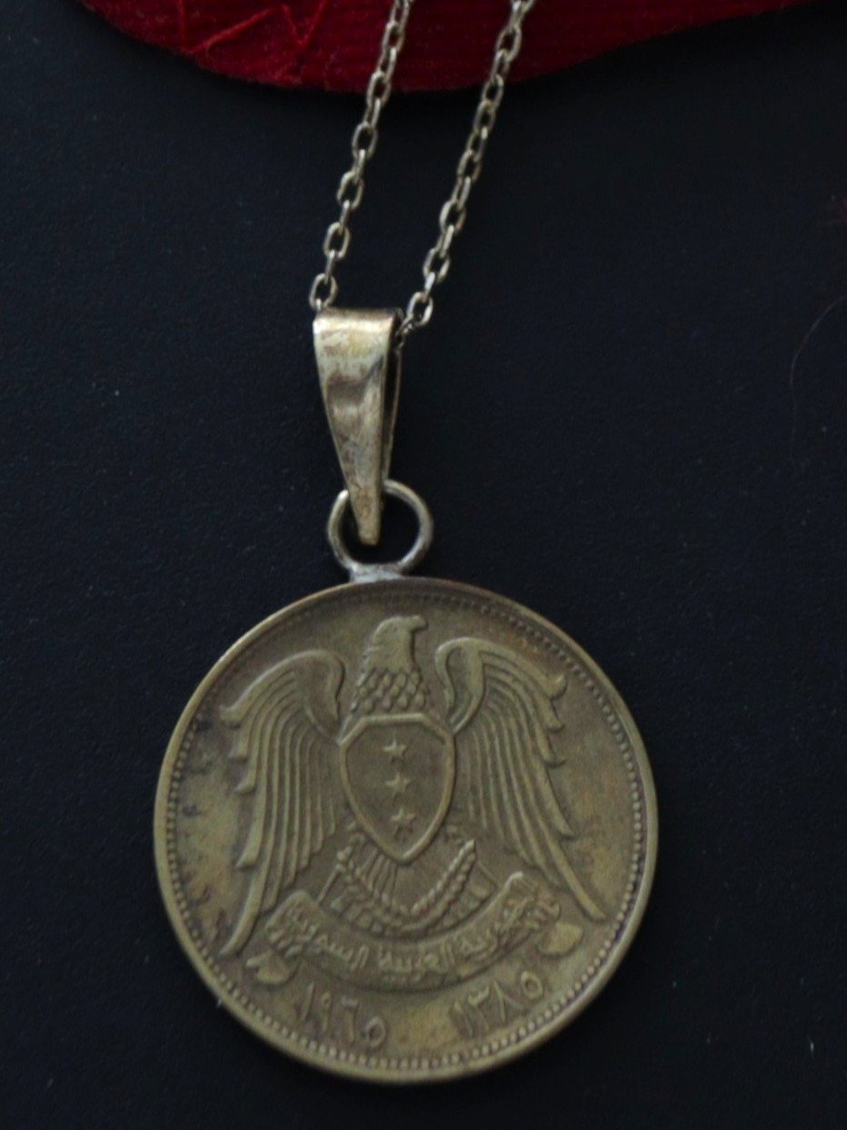 عقد سلسلة فضة وقطعة معدنية سورية قديمة 1965 product image (1)