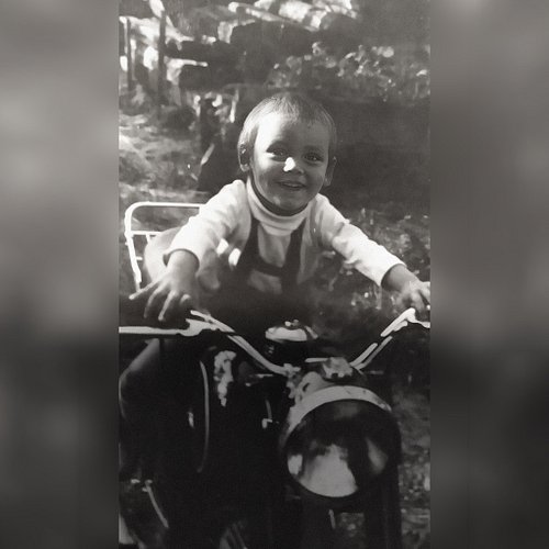 Dziś Paweł „Wieloryb” skończyłby 57 lat.

Nie ma Go już z nami, ale pozostały Jego muzyka, obrazy i obecność.

Na zdjęciu Paw...