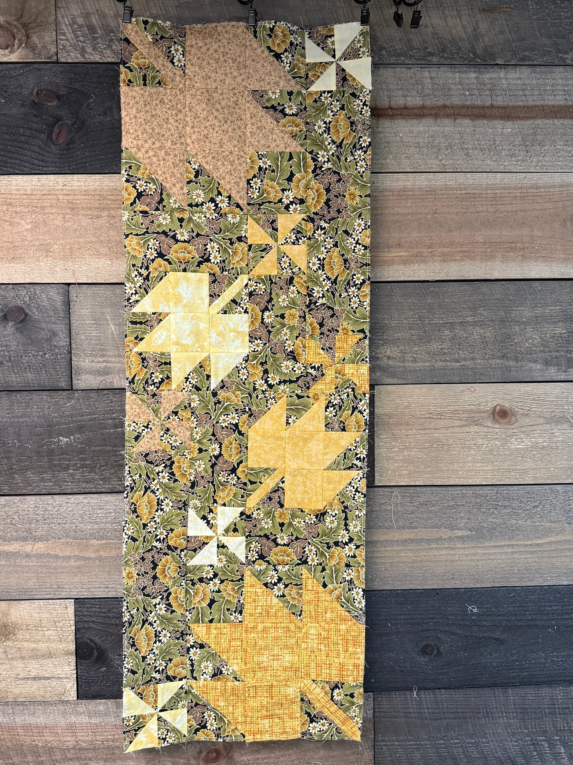 Spinning Leaves Table Runner product image (2)