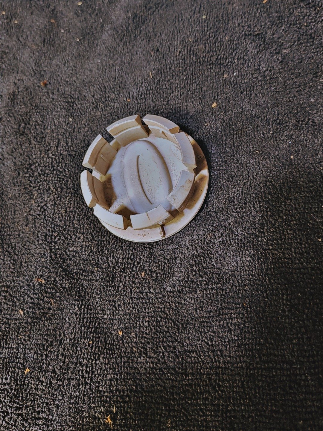 *USED* FORD ESCAPE OEM WHEEL CENTER CAP SILVER FINISH product image (2)