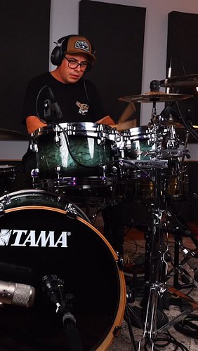 Taking the Tama Starclassic for a test drive! Stock heads sound pretty decent! Evans G1 coated heads on the Tom’s and an Evan...