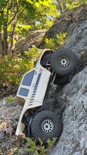 Coyote found a new line on Hedgehog the other day. 

@axialadventure @hobbywing @prolineracing 

#axial #scx10 #hobbywing #rc...