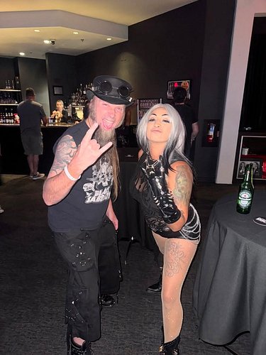 You never know who you’re gonna run into in Las Vegas 🤘🤘🤘 it’s another fun night of rock n roll 🔥