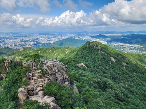 Hiking in Seoul 
#seoulkorea #hikingadventures #trailrunning #s34ntravels #koreatravel