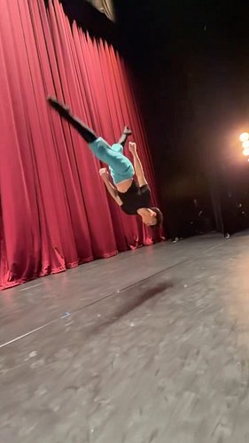 This combo should NOT work… 😳
Shen Yun dancer attempts an aerial stepout + aerial into a front flip.
What would you rate this...