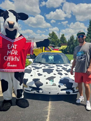 Thank you @cfa.hutchinson for letting the Cow Vette enjoy some Chikin today!

Eat Mor Chikin!