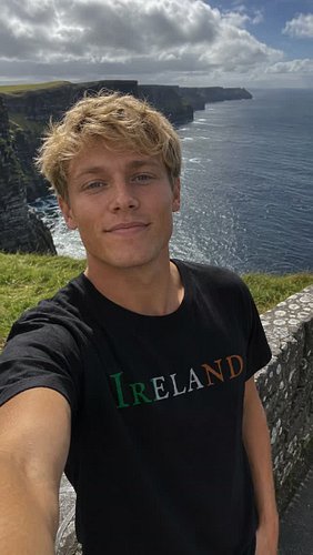 Could you stand here and ever get tired of this view? 🇮🇪

If you could be standing on the Irish coast right now, who would yo...