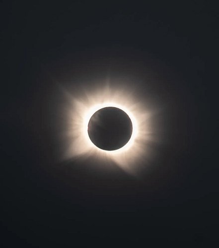 Différents réglages, même appareil, durant la phase de l'éclipse c'est exactement cette aura que je voulais capturer, j'ai fa...