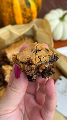 Have leftover #Halloween Oreos? Bake these delicious Halloween Oreo Blondies! They’re the perfect Halloween treat and they’re...