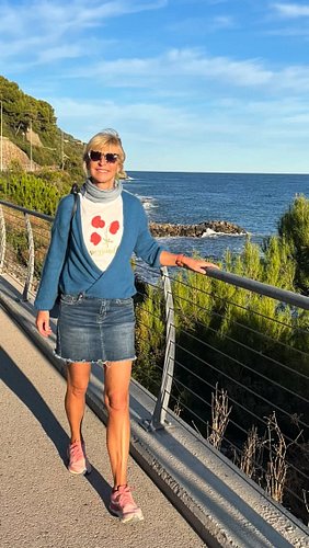 The poppies 🌺 are starting to bloom 
Pogginella Poppy T-shirt 
 
#kissedbythesun #rivieradeifiori #handpainteddesign #origina...